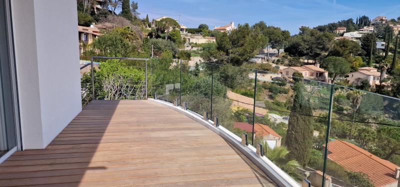 Expertise en fabrication et installation de garde-corps en verre sur pince et inox à Hyères : sécurité et élégance pour votre propriété