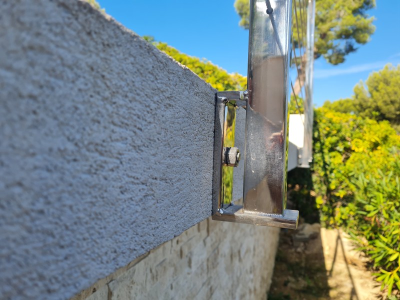 Garde-corps en inox poli et câbles pour des escaliers à Cannes : sécurité et style avec SHM