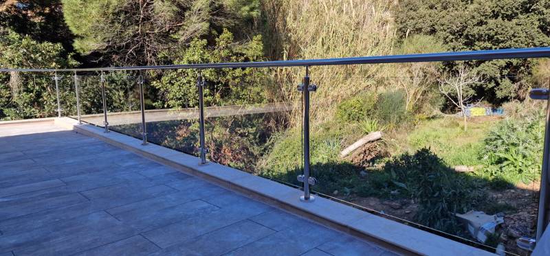 Balustrades moderne en inox poli et verre dans le Var