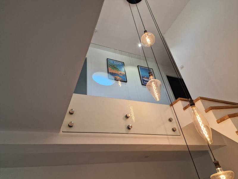 Sécuriser un escalier extérieur avec un garde-corps en verre à la garde
