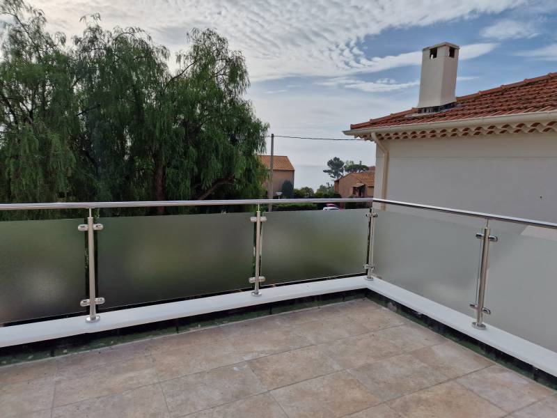 POSE D'UN GARDE-CORPS EN INOX ET VERRE IMPRIMÉ POUR SÉCURISER UNE TERRASSE À BORMES-LES-MIMOSAS