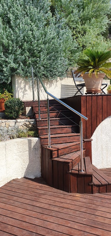 Installation d'une rampe d'escaliers en inox poli et câbles à Bandol : Découvrez l'expertise de SHM