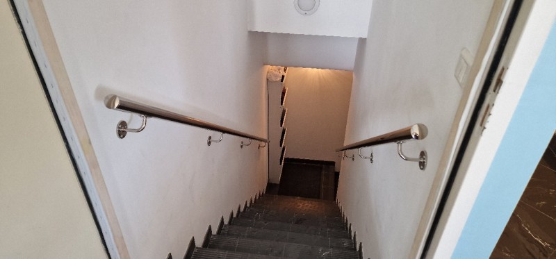 Conception et installation d'une main courante en inox pour l'escalier d'une maison située à La Garde