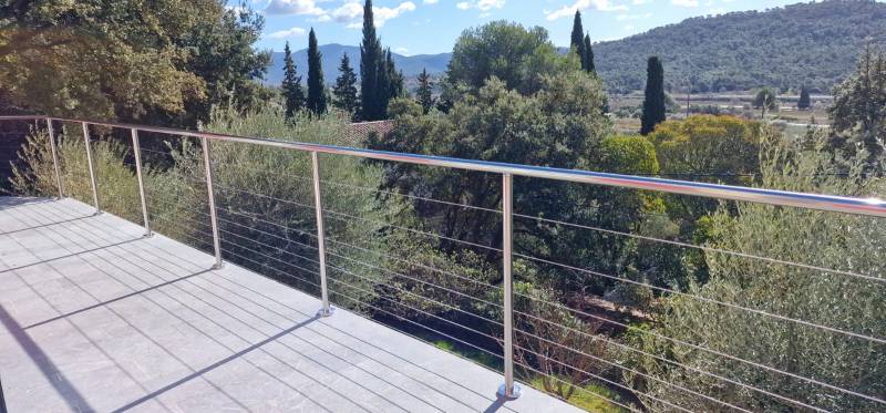 Rambardes en inox poli et câbles à Hyères 