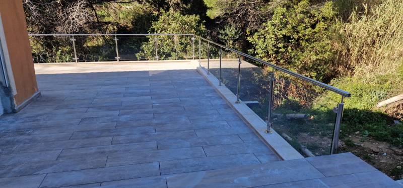 Garde-fou moderne en inox poli et verre à Toulon