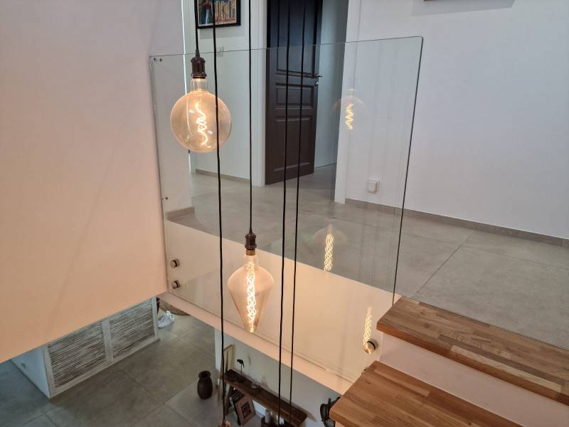 Solution pour sécuriser vos escaliers avec un garde-corps en verre à la garde