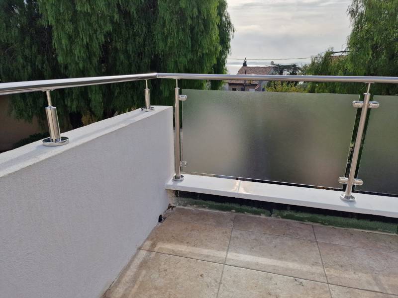 POSE D'UN GARDE-CORPS EN INOX ET VERRE IMPRIMÉ POUR SÉCURISER UNE TERRASSE À BORMES-LES-MIMOSAS