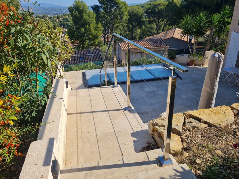 Garde-corps en inox poli et câbles pour des escaliers à Cannes : sécurité et style avec SHM