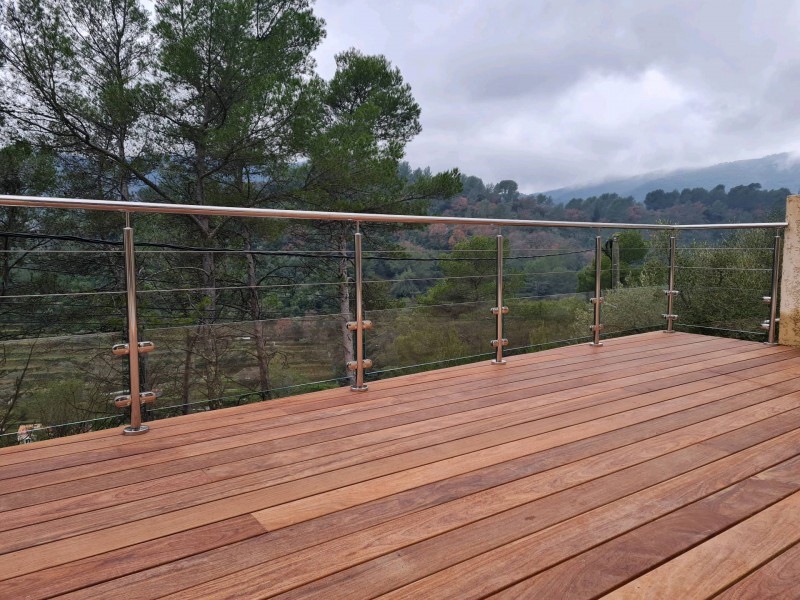 Vue d'ensemble de la terrasse rénovée à Solliès-Toucas, équipée d'une rambarde en inox poli miroir avec verre en soubassement et câbles en inox.