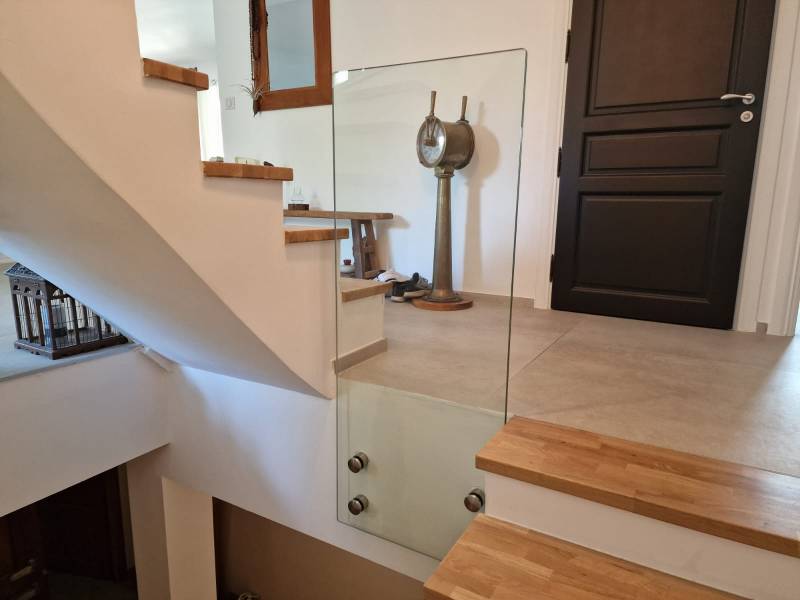 Garde-corps en verre pour protéger un escalier à la garde et sublimer l’intérieur