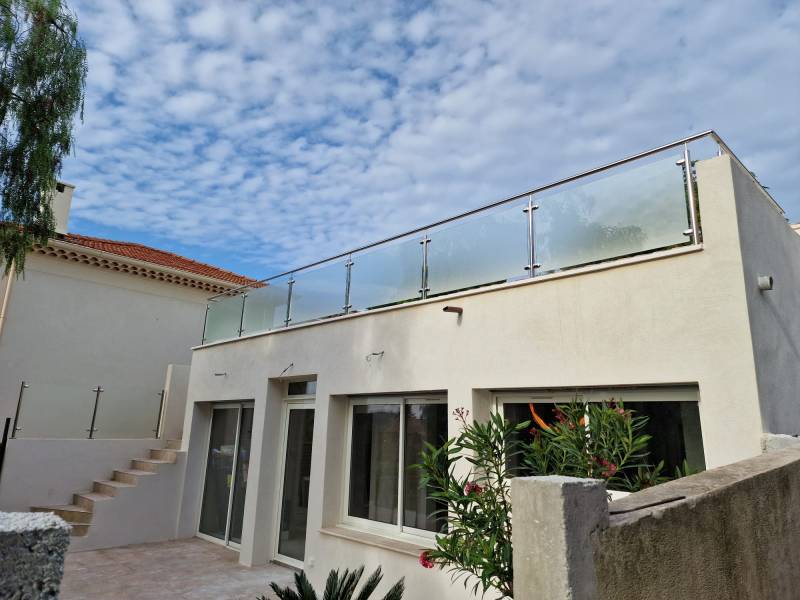 POSE D'UN GARDE-CORPS EN INOX ET VERRE IMPRIMÉ POUR SÉCURISER UNE TERRASSE À BORMES-LES-MIMOSAS