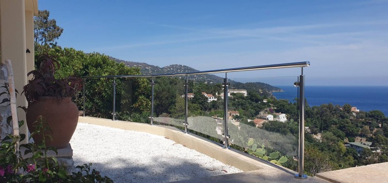 Fabrication sur mesure et pose sur terrasse d'un garde corps inox poli et verre à Hyères