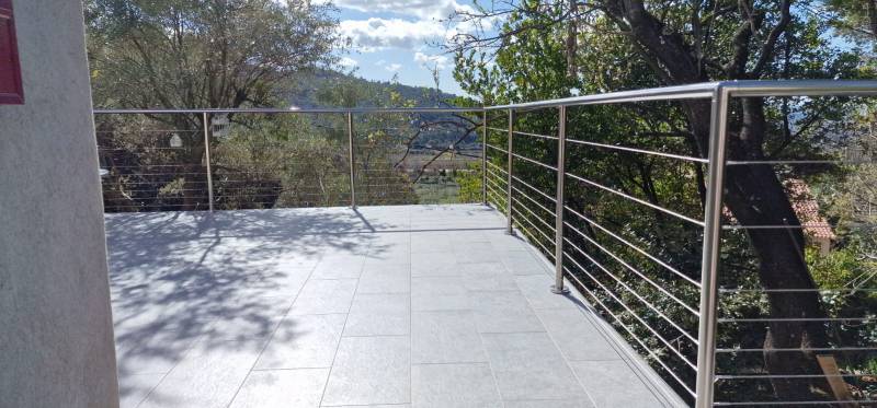 Garde fous en inox poli et câbles dans le Var