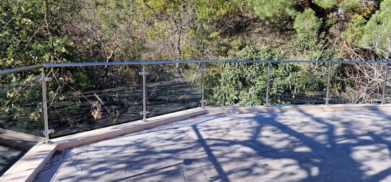 Garde-fou moderne en inox poli et verre dans le Var