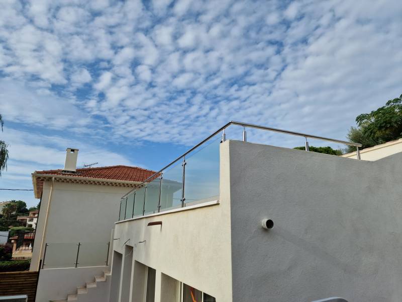 POSE D'UN GARDE-CORPS EN INOX ET VERRE IMPRIMÉ POUR SÉCURISER UNE TERRASSE À BORMES-LES-MIMOSAS