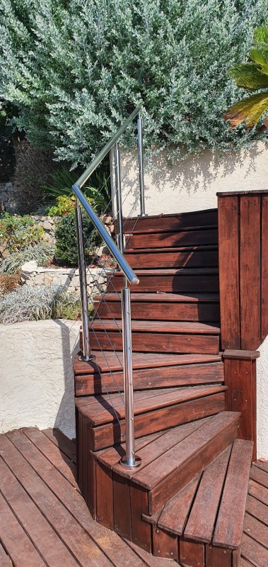 Installation d'une rampe d'escaliers en inox poli et câbles à Bandol : Découvrez l'expertise de SHM