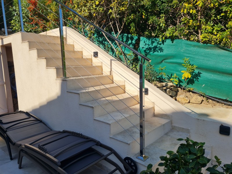 Garde-corps en inox poli et câbles pour des escaliers à Cannes : sécurité et style avec SHM