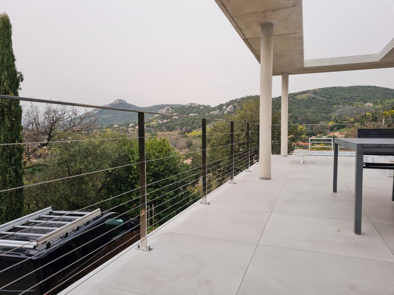 Garde-corps en inox poli et câbles à La Crau : sécurité et élégance avec SHM