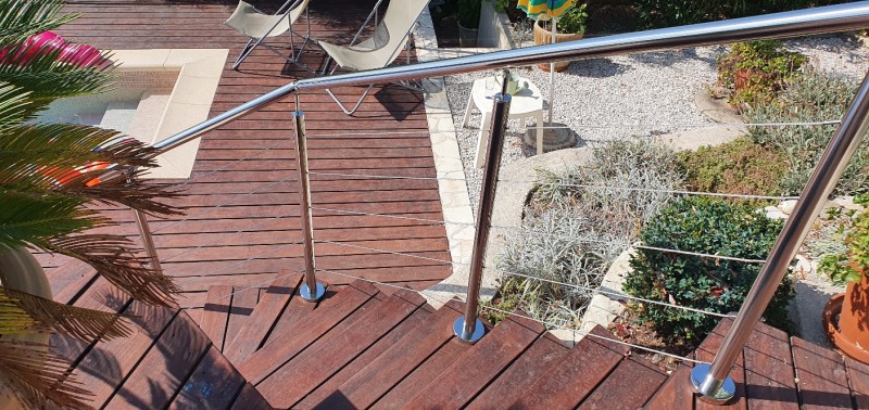 Installation d'une rampe d'escaliers en inox poli et câbles à Bandol : Découvrez l'expertise de SHM