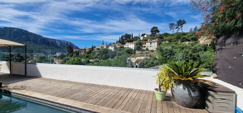 Installation d’un garde-corps en verre à Toulon : sécurisez votre espace extérieur avec piscine, que Vous soyez propriétaire ou locataire