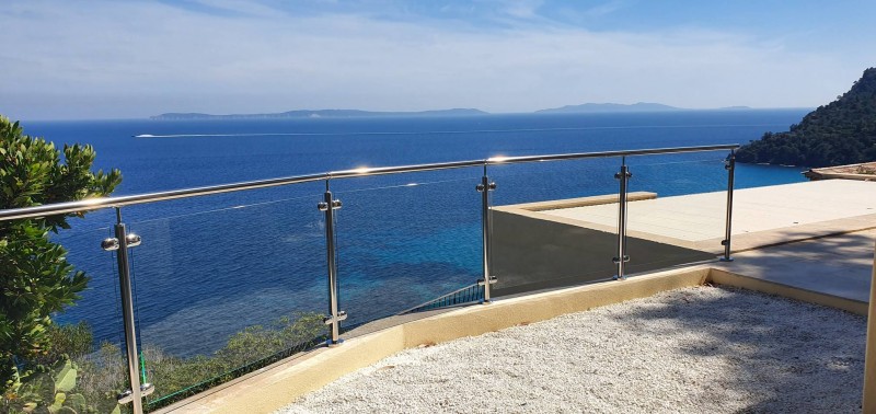 Fabrication sur mesure et pose sur terrasse d'un garde corps inox poli et verre à Hyères