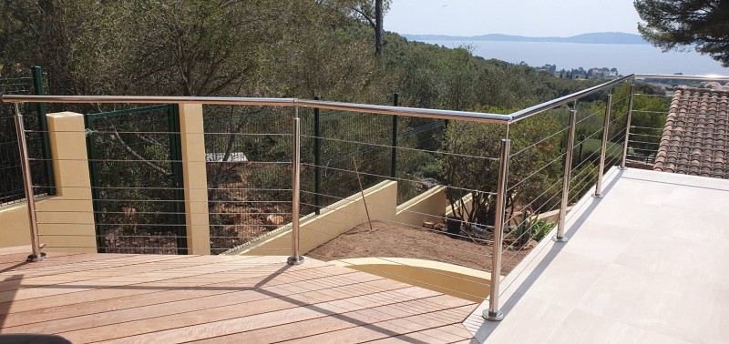 Surface lisse et brillante de l’inox poli miroir 316L, idéale pour les environnements humides comme les bords de mer ou les piscines.