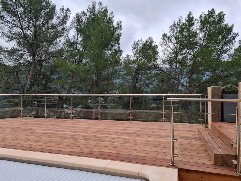 Rambarde en inox 316L poli miroir sur une terrasse rénovée, adaptée aux environnements extérieurs grâce à sa résistance à la corrosion.