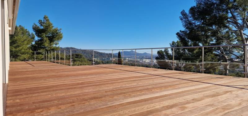 Des garde-corps d'exception en inox poli et verre : élégance et sécurité à Toulon