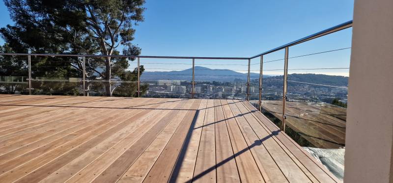 Des garde-corps d'exception en inox poli et verre : élégance et sécurité à Toulon