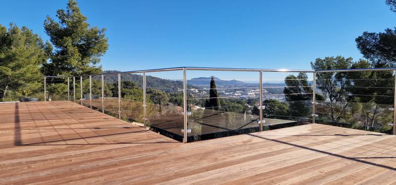 Des garde-corps d'exception en inox poli et verre : élégance et sécurité à Toulon