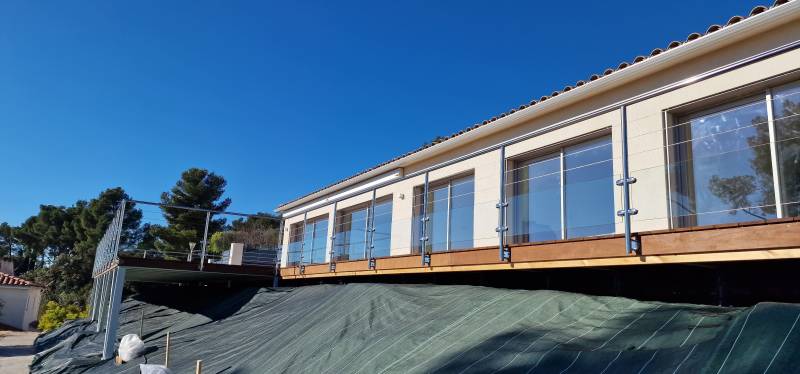 Des garde-corps d'exception en inox poli et verre : élégance et sécurité à Toulon