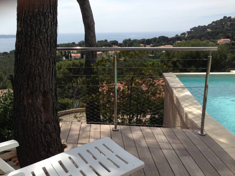 Installation de garde-corps en inox à Hyères : sécurisez votre piscine avec style !