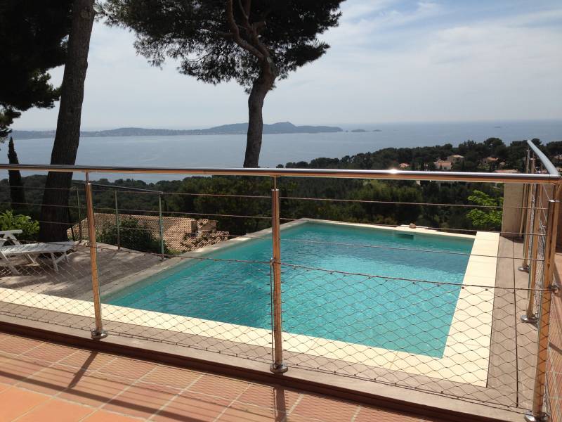 Installation de garde-corps en inox à Hyères : sécurisez votre piscine avec style !