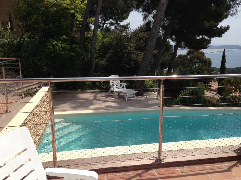 Installation de garde-corps en inox à Hyères : sécurisez votre piscine avec style !