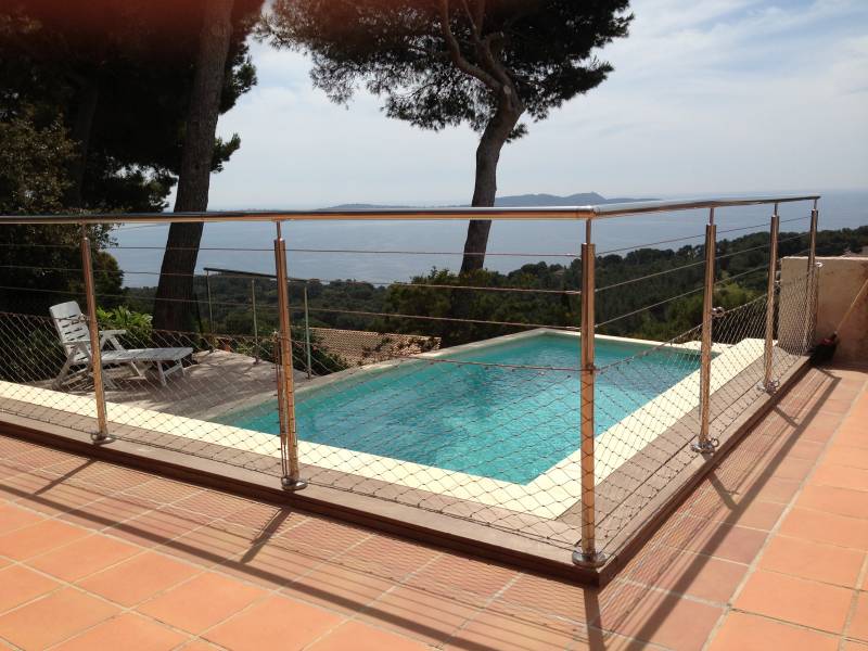 Installation de garde-corps en inox à Hyères : sécurisez votre piscine avec style !