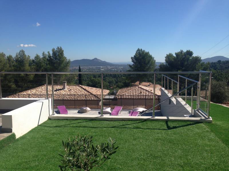 Détail du garde-corps en inox entourant une piscine à La Farlède, avec une vue dégagée.