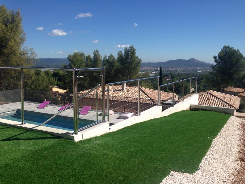 Installation de garde-corps en inox autour d'une terrasse à La Farlède, alliant sécurité et esthétique.
