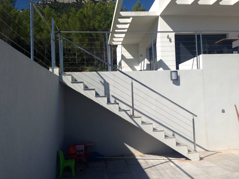 Garde-corps en inox installé le long d'un escalier à La Farlède, offrant une finition moderne et sécurisée.