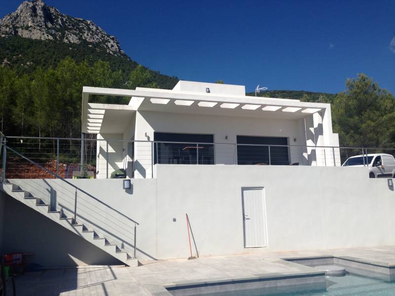 Vue d'ensemble d'une piscine à La Farlède, entourée d'un garde-corps en inox poli
