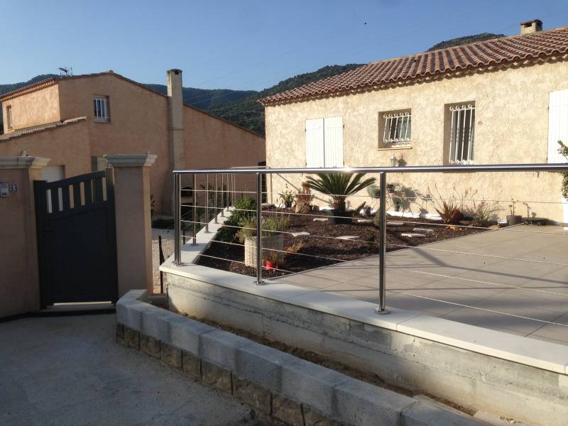 Fabrication sur-mesure d'un garde corps en inox poli et câble sur une terrasse rénovée au Lavandou