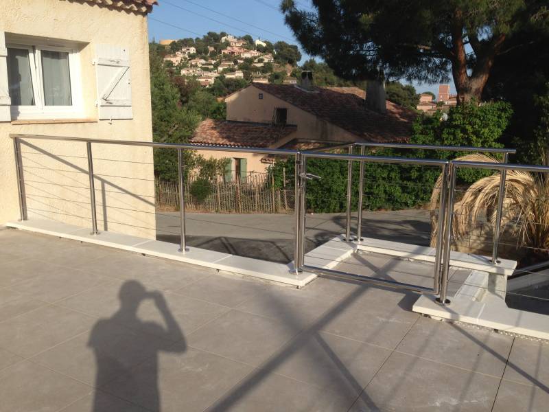 Fabrication sur-mesure d'un garde corps en inox poli et câble sur une terrasse rénovée au Lavandou