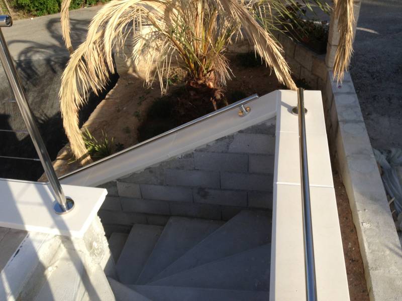 Fabrication sur-mesure d'un garde corps en inox poli et câble sur une terrasse rénovée au Lavandou