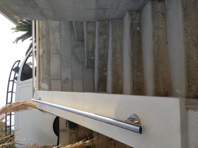 Fabrication sur-mesure d'un garde corps en inox poli et câble sur une terrasse rénovée au Lavandou