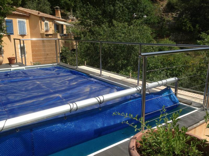 Rambarde inox poli et câble sur terrasse autour d'une piscine à Toulon