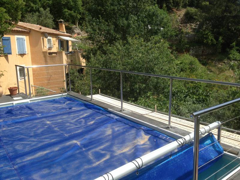 Rambarde en inox 316L près d'une piscine, offrant sécurité et design contemporain.