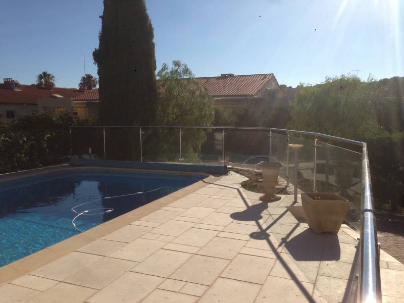 Rambarde en inox et verre installée autour d'une piscine à Sanary, offrant une sécurité moderne et élégante.