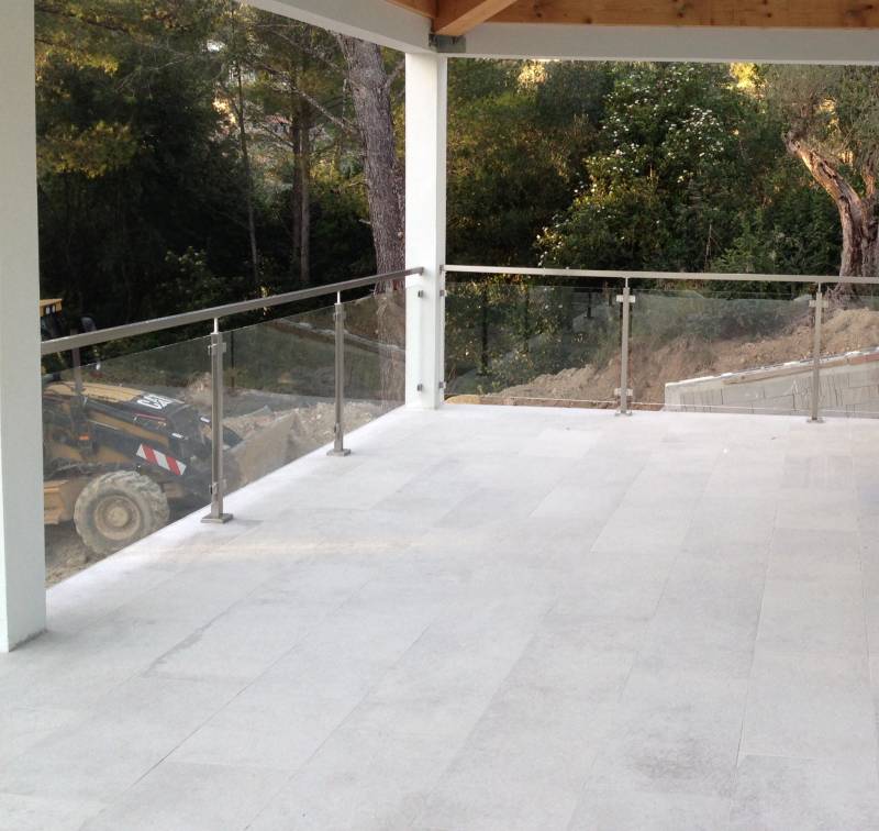 Fabrication sur mesure d'un garde-corps en inox brossé en tube carré 316l et verre pour les terrasses d'une villa moderne à Toulon