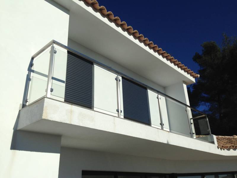 Fabrication sur mesure d'un garde corps inox brossé en tube carré 316l et verre sur les terrasse d'une villa moderne a Toulon