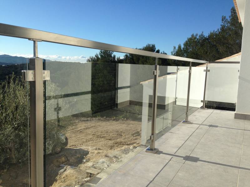 Fabrication sur mesure d'un garde-corps en inox brossé en tube carré 316l et verre pour les terrasses d'une villa moderne à Toulon