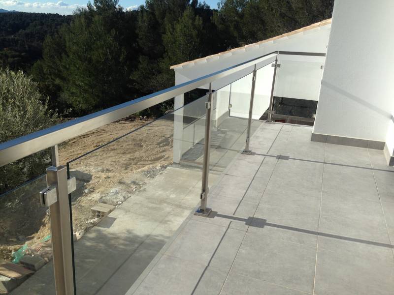 Fabrication sur mesure d'un garde-corps en inox brossé en tube carré 316l et verre pour les terrasses d'une villa moderne à Toulon